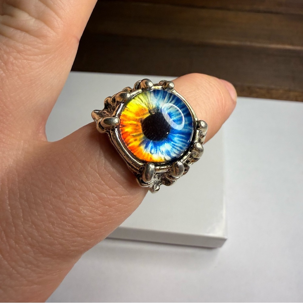 Silver Eye Design Ring - Picture 2 of 6